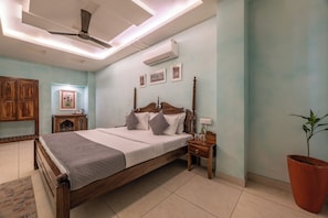 7 bedrooms, iron/ironing board, WiFi, bed sheets
