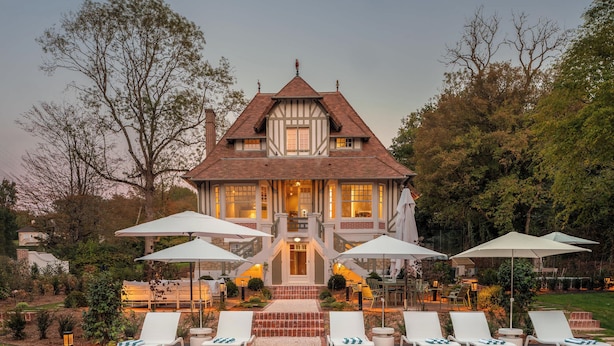 A large house with a swimming pool, outdoor seating, and a well-maintained garden. - Villa des Rêves: Luxury in Villers, Pool, Jacuzzi & Padel court, A/C, close to Deauville (Villers-sur-Mer)