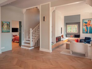 Televisio, takka, videopelejä, DVD-soitin