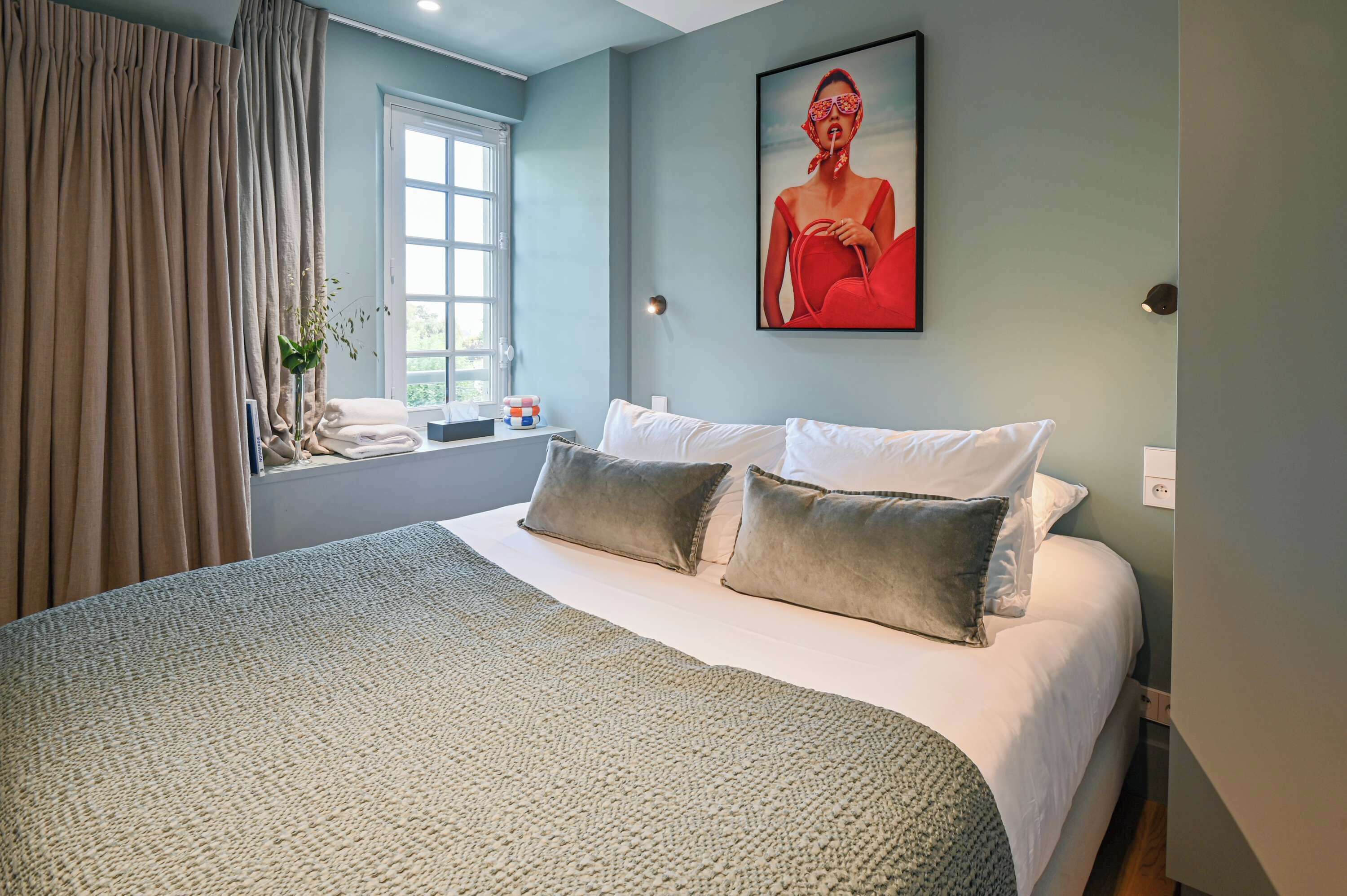 6 slaapkamers, een bureau, een strijkplank/strijkijzer, reisbedje