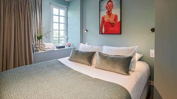 6 slaapkamers, een bureau, een strijkplank/strijkijzer, reisbedje