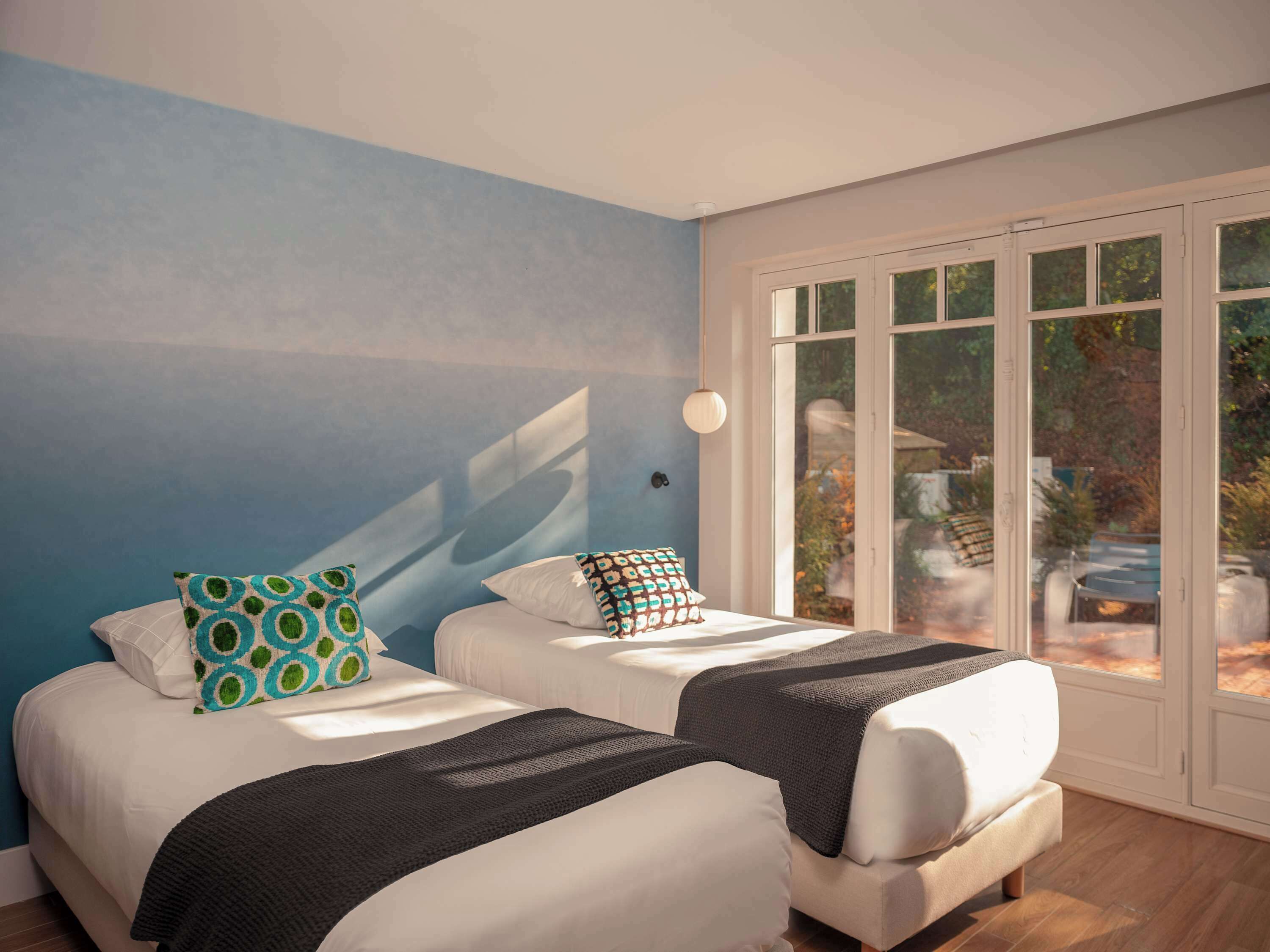 6 slaapkamers, een bureau, een strijkplank/strijkijzer, reisbedje