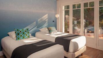 6 slaapkamers, een bureau, een strijkplank/strijkijzer, reisbedje