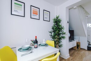 House, Patio | In-room dining