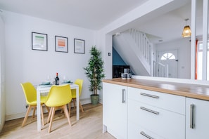 Ferienhaus, Terrasse | Essbereich im Zimmer