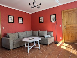 Smart TV, reproductor de DVD, tenis de mesa y libros 