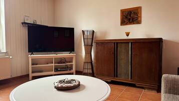 Smart TV, DVD player, table tennis, books