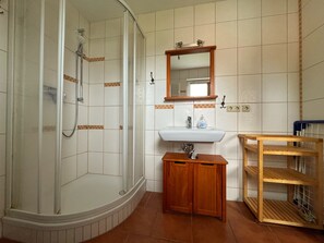 Een douche, zeep, toiletpapier