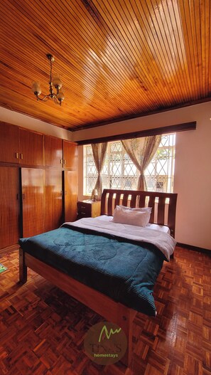 4 bedrooms, iron/ironing board, WiFi, bed sheets