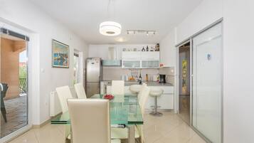 Fridge, oven, dishwasher, coffee/tea maker