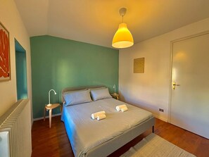 2 bedrooms, iron/ironing board, internet, bed sheets