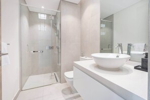 シャワー、ヘアドライヤー、タオル