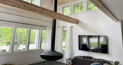 Contemporary two bedroom home, Horton Bay, across from Lake Charlevoix