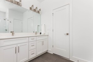 Douche, sèche-cheveux, serviettes fournies