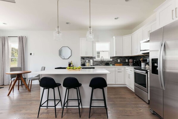 Een koelkast, een microgolfoven, een oven, een kookplaat