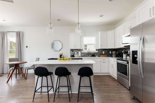 Modern 4BR Retreat for 12, Near Downtown Nash!