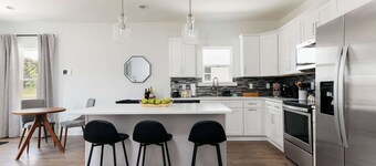 Modern 4BR Retreat for 12, Near Downtown Nash!