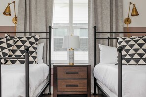 4 slaapkamers, een bureau, een strijkplank/strijkijzer, wifi