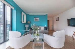 TV - Corner unit Apartment with spectacular views (London)