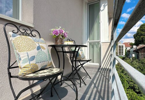 2BR, 4 Baths, Terrace – Steps from Sofia Landmarks