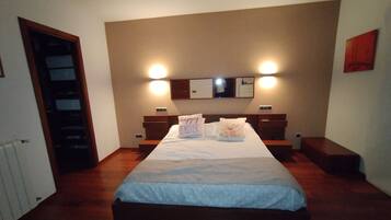 5 bedrooms, iron/ironing board, WiFi