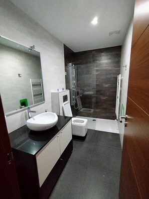 Shower, jetted tub, bidet, soap - DALT DES PADRÓ (Muro)