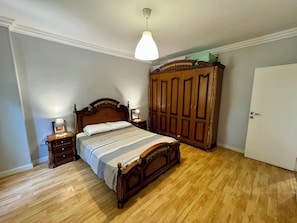 3 bedrooms, iron/ironing board, WiFi, bed sheets