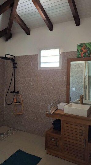 A bathroom with a shower, a sink, and a window. - Échappée Belle in the West Indies (Port-Louis)