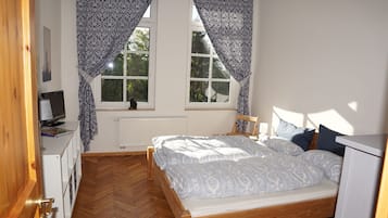 2 habitaciones, tabla de planchar con plancha y cuna de viaje
