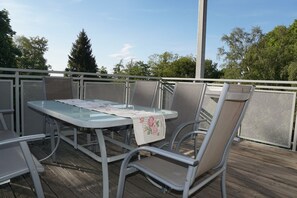 Outdoor dining - Auberge Tabarz hospitable apartment in a stylish villa on the Thuringian Rennsteig (Bad Tabarz)