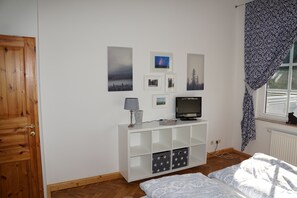 2 bedrooms, iron/ironing board, travel cot, free WiFi