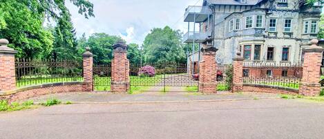 المنطقة المحيطة بالمنشأة