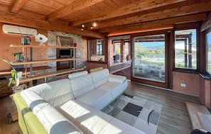 Smart TV, fireplace, stereo