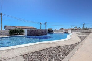 Unclassified image, 3 of 32, button