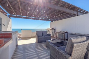 Unclassified image, 2 of 32, button