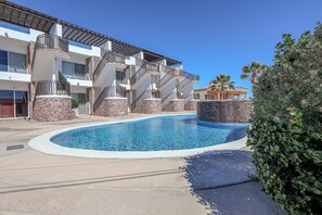 Unclassified image, 4 of 32, button