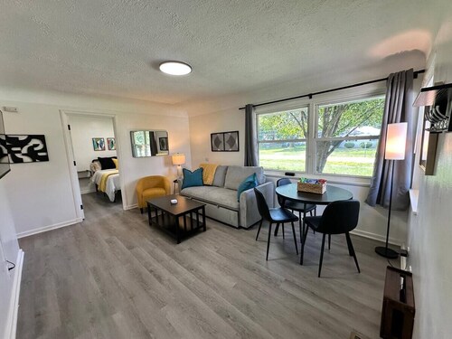 KING bed, Pet Friendly, Modern Retreat, CLE-BW