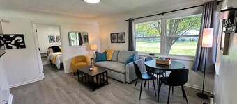 KING bed, Pet Friendly, Modern Retreat, CLE-BW