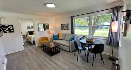 KING bed, Pet Friendly, Modern Retreat, CLE-BW