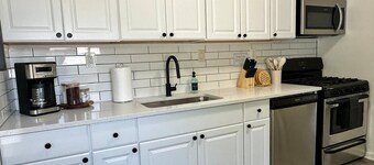 KING bed, Pet Friendly, Modern Retreat, CLE-BW