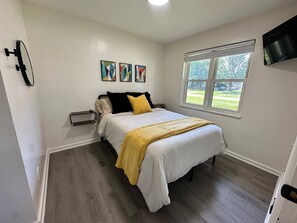 2 bedrooms, WiFi, bed sheets - KING bed, Pet Friendly, Modern Retreat, CLE-BW (Berea)