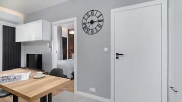 1 slaapkamer, een bureau, een strijkplank/strijkijzer, reisbedje