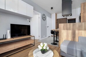 Una televisión, una oficina