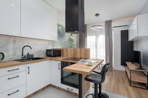 Geladeira, micro-ondas, fogão, cooktop
