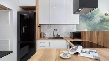 Refrigerador, microondas, horno, placa de cocina