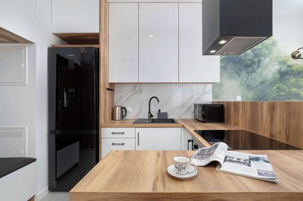 Fridge, microwave, oven, stovetop