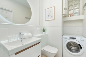 Dusche, Haartrockner, Handtücher, Shampoo