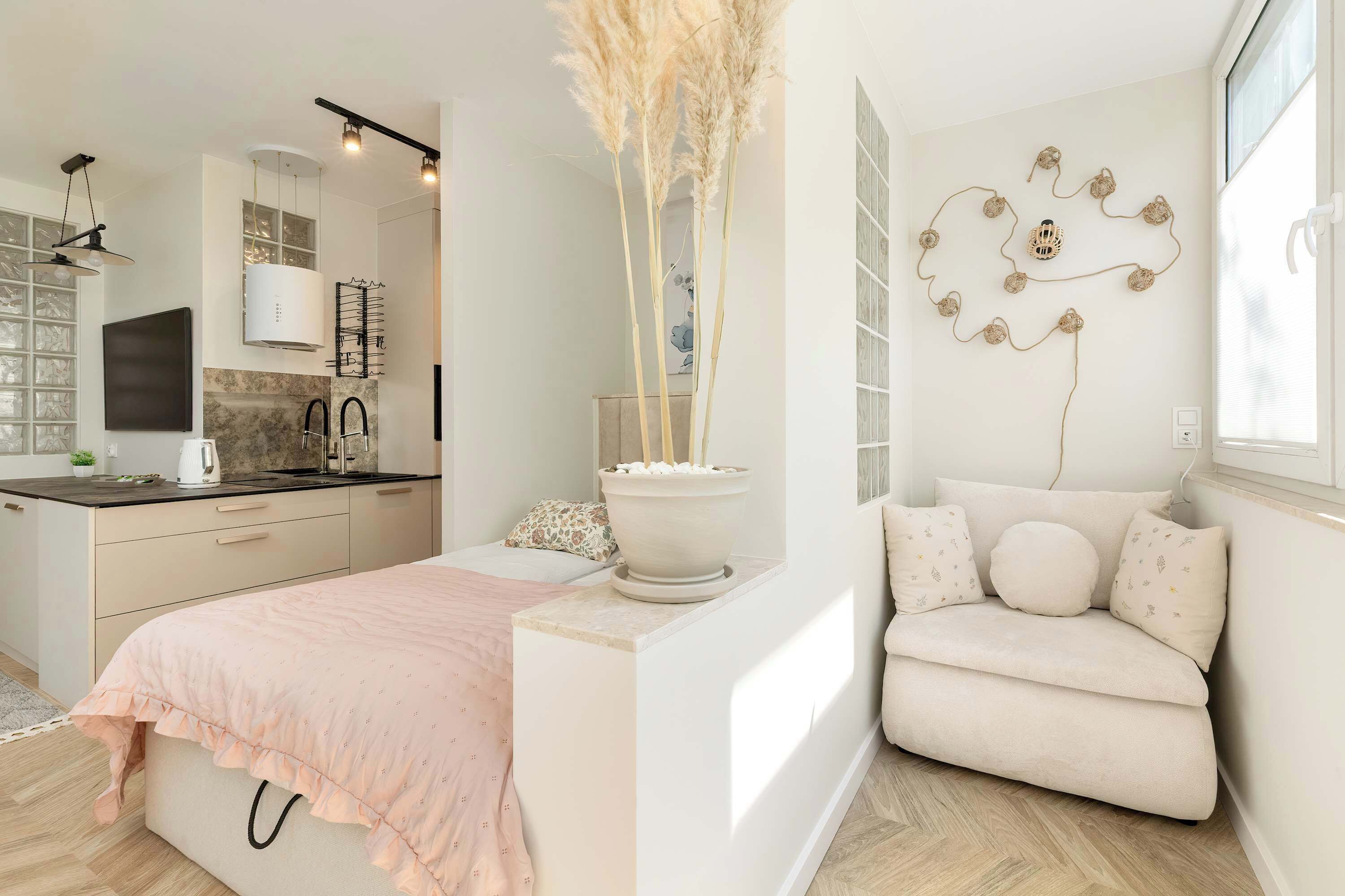 مكتب ومكواة/لوح كي وسرير سفر وواي فاي