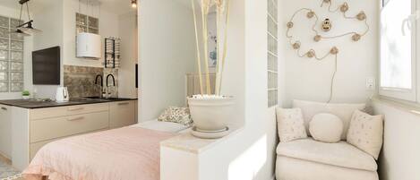 Escritorio, tabla de planchar con plancha, cuna de viaje y wifi