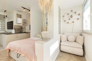 Desk, iron/ironing board, travel cot, WiFi - Norwida 4 |  Gdynia | Bright Studio | Close to the Sea (Gdynia)